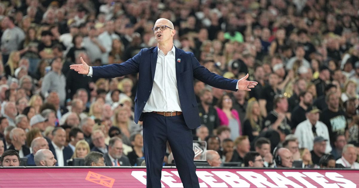 Dan Hurley turns down Lakers’ $70 million provide to cessation at UConn, per account